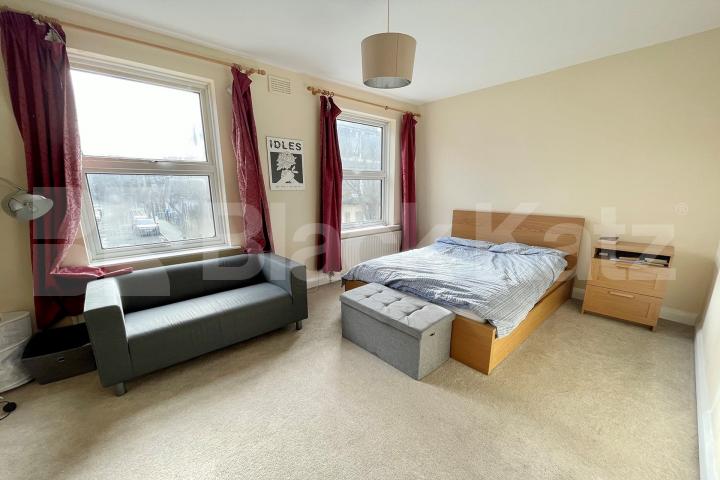 Offering 1235 Sq.Ft.of living space with charming garden & extra study room Charleston street , Elephant and Castle